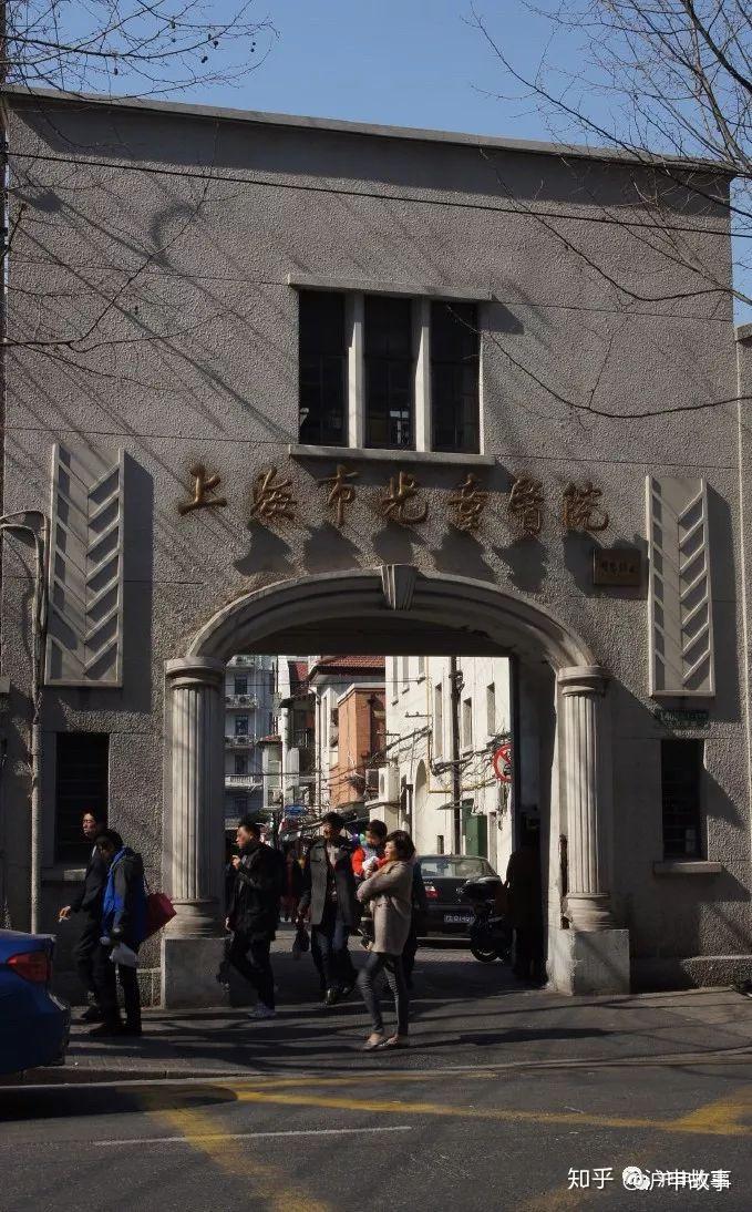 儿童医院在北京西路1400号的一条弄堂深处,弄堂的名字颇有禅意,叫