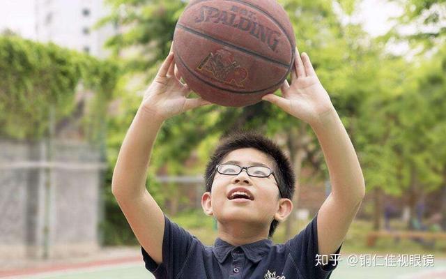 运动要不要戴近视眼镜看完你就不纠结了