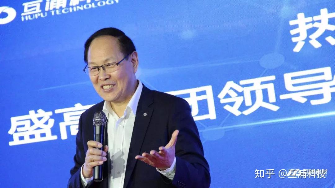 洋小秘联合创始人郭树良发表讲话,他从当代企业家的使命(帮助中国企业