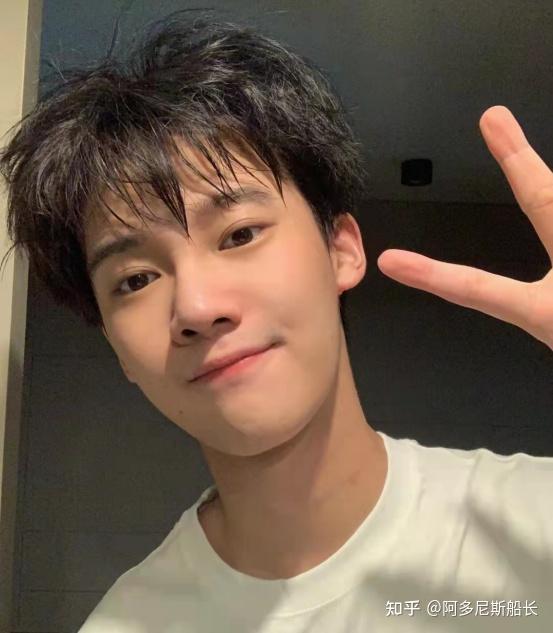 爆个照,兄弟们给咱颜值打个分!有一说一,祛痘对颜值影响是真大啊!