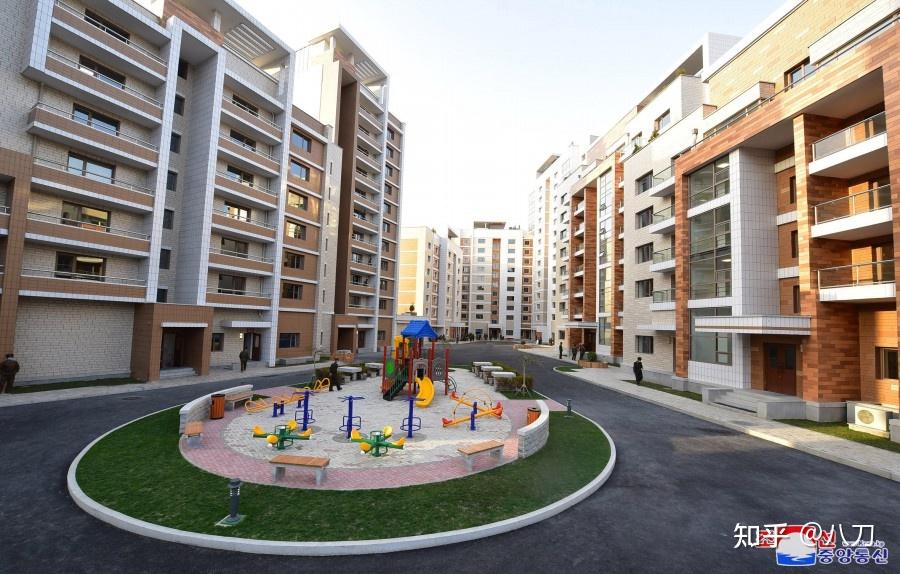 景观,也是绘制以人民群众为中心的朝鲜式社会主义辉煌未来的幸福仙境