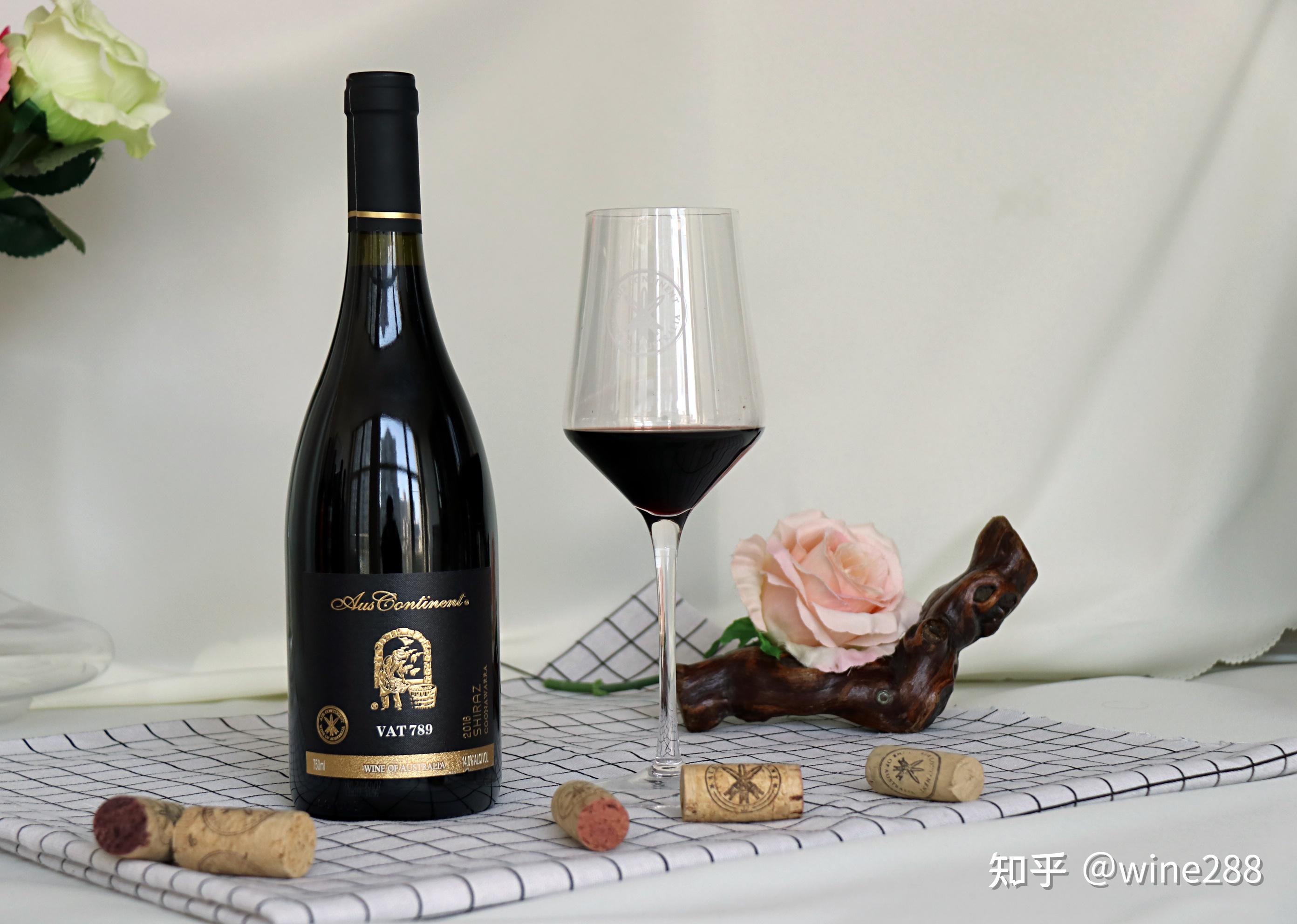 皮厚粒小籽多,高酸,高单宁,高色素,香气浓郁,赤霞珠标志性的特征是