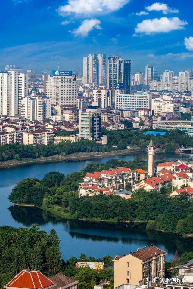 接下来的数亿年间,印支运动与燕山运动漫长而持续的塑造,奠定了今日