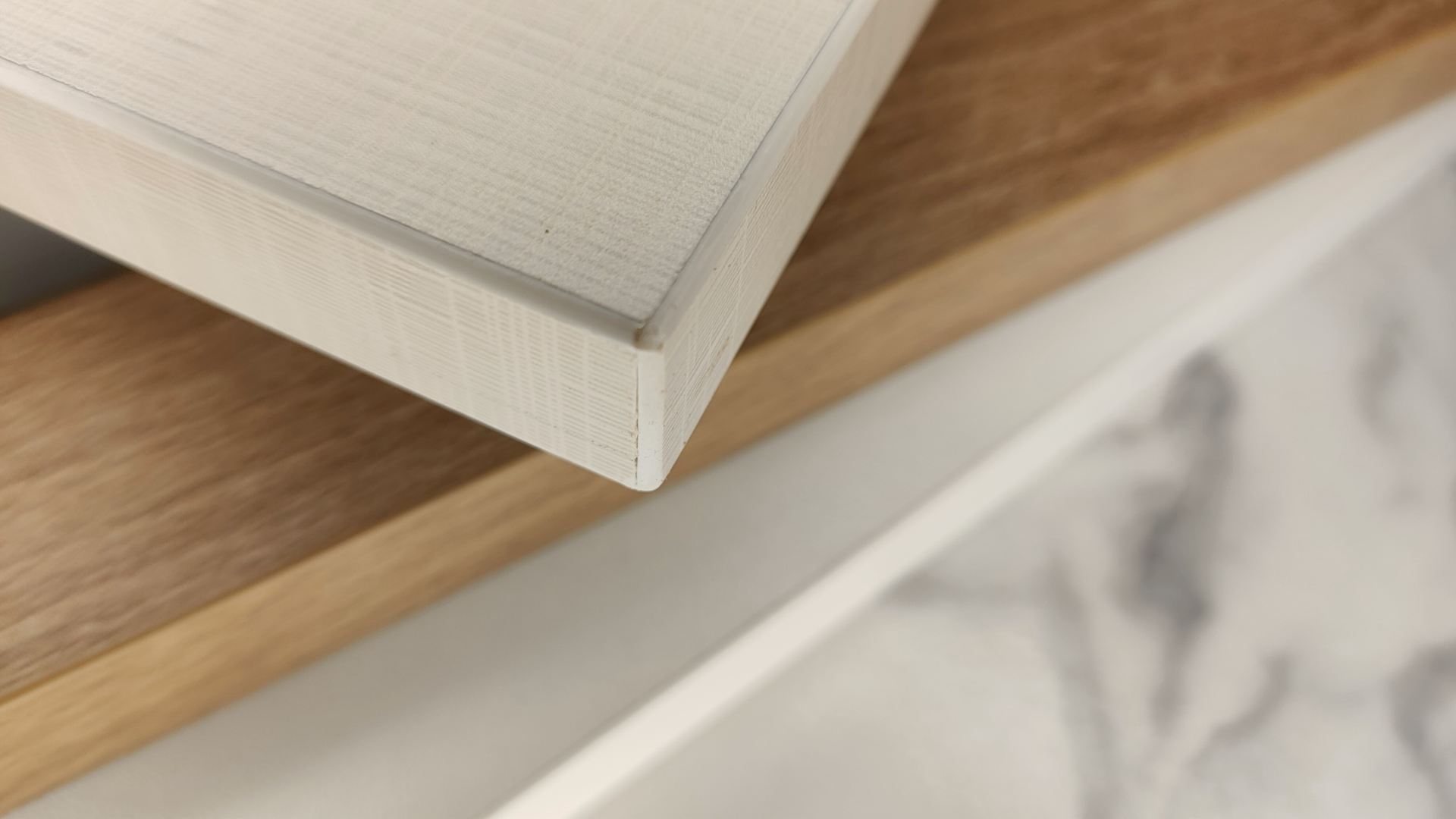 所谓封边封边,对一块板材而言,是封住厚度方向的4个边,由于eva和pur