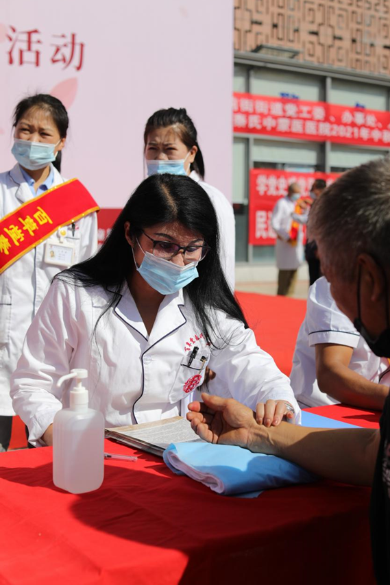 科技医卫专委会副主任,内蒙古民进"健康╞彩虹"医疗服务团团长秦立梅