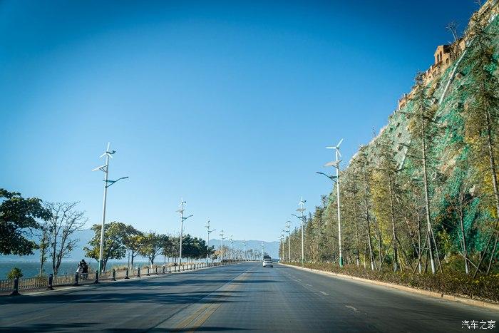洗完车沿着环海东路前行,大理的环海东路和环海西路各有不同,环海东路