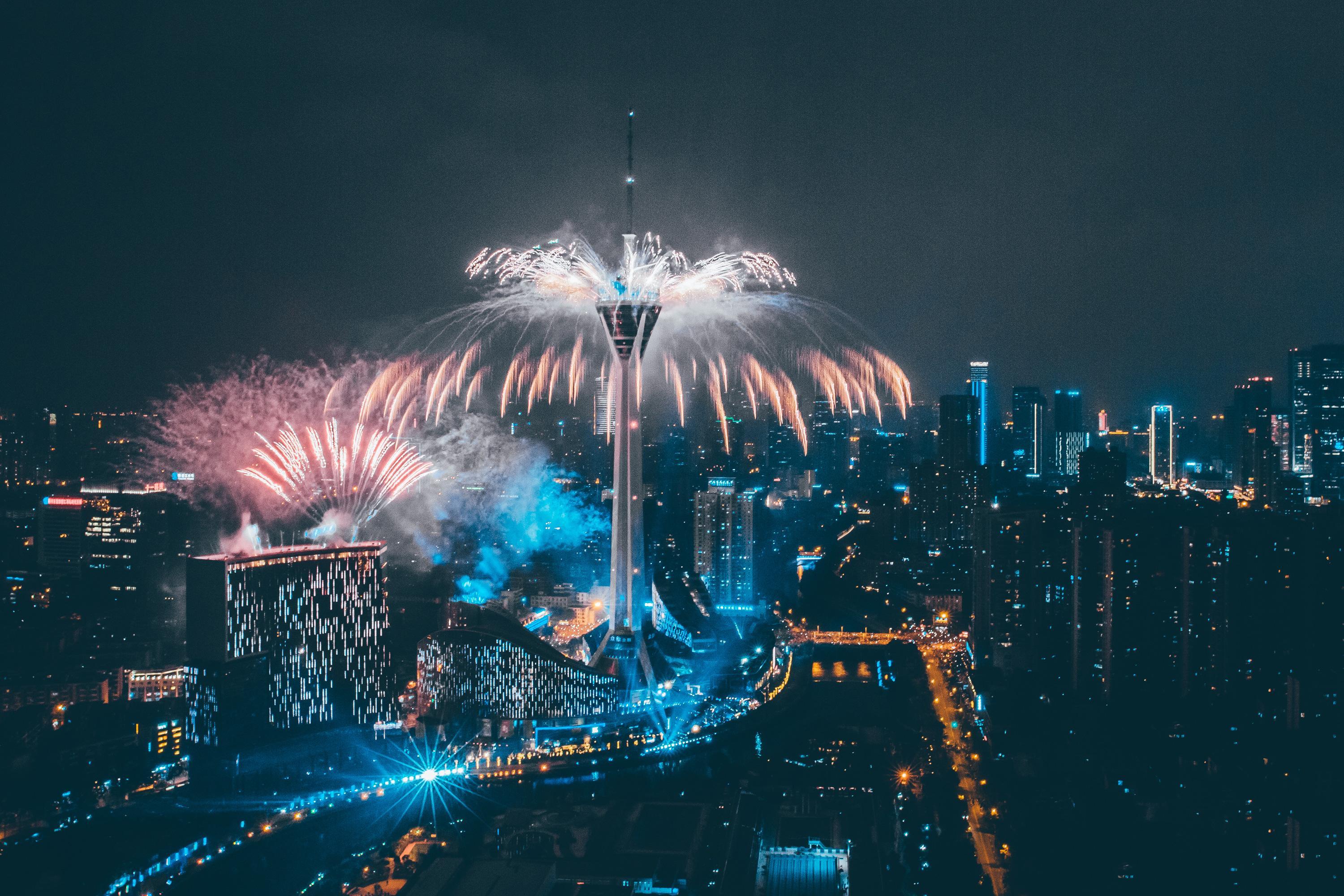 夜晚城市烟花壁纸图片