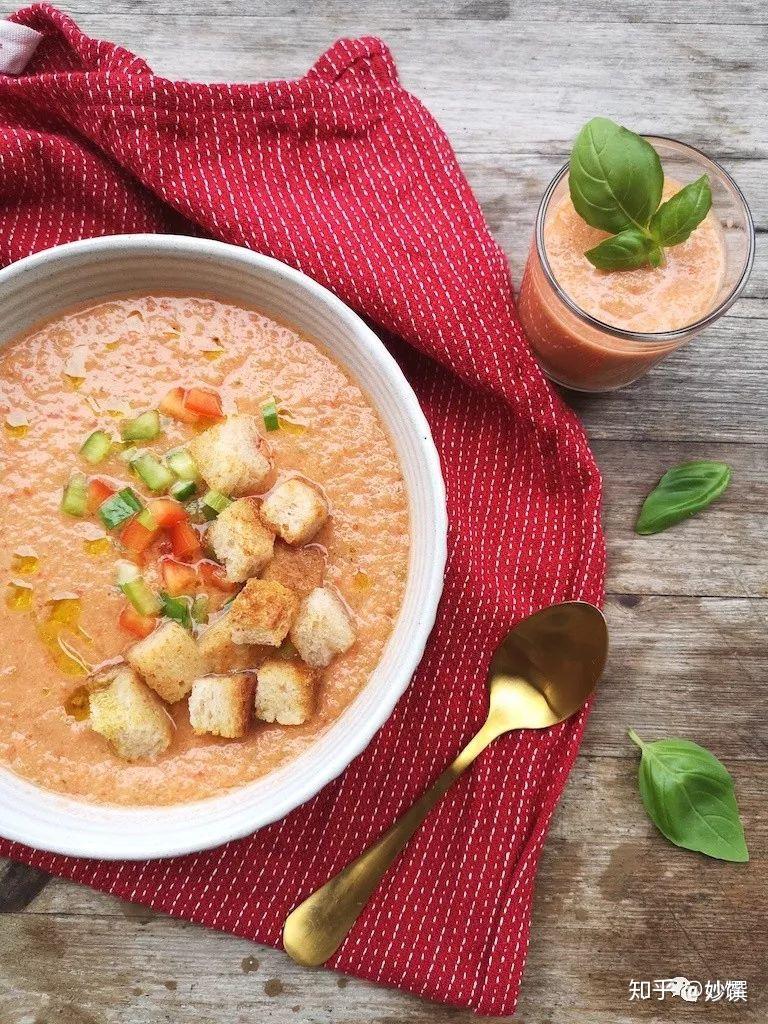 冷汤起源于西班牙南部的安达卢西亚,是一种以番茄为基底的新鲜蔬菜汤