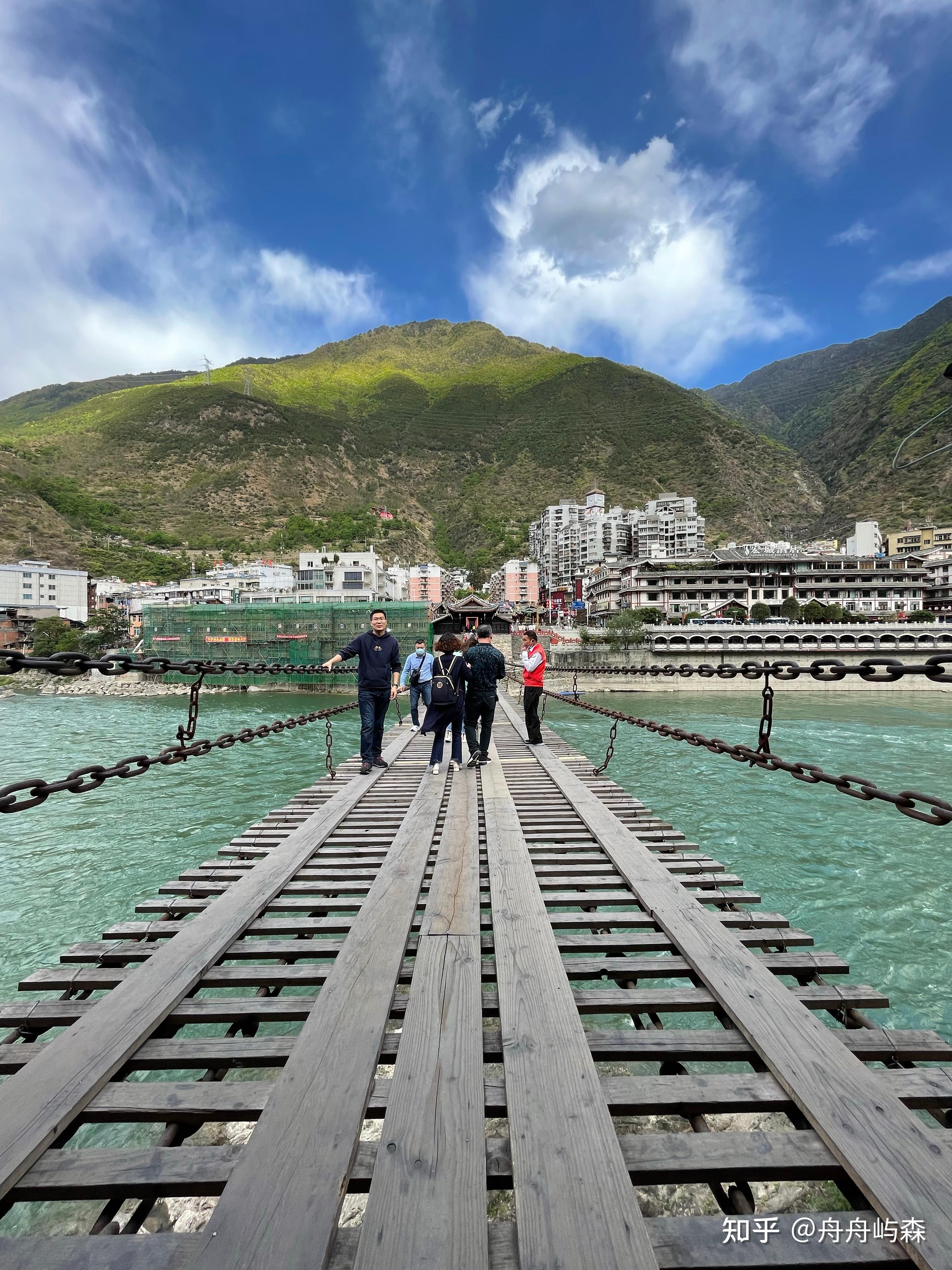 网传一游客从泸定桥坠入大渡河警方称正在全力搜救目前救援进展如何