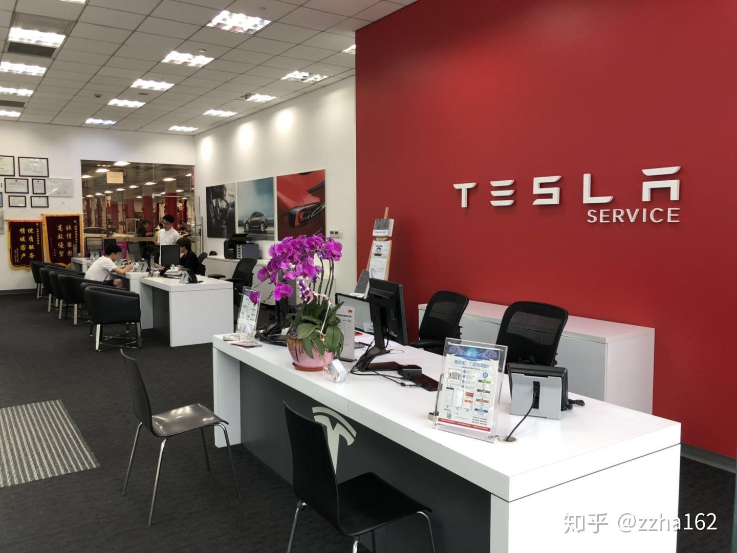 特斯拉售后服务网点,进门后直接找空的工位坐下来玩手机,等接待人员有