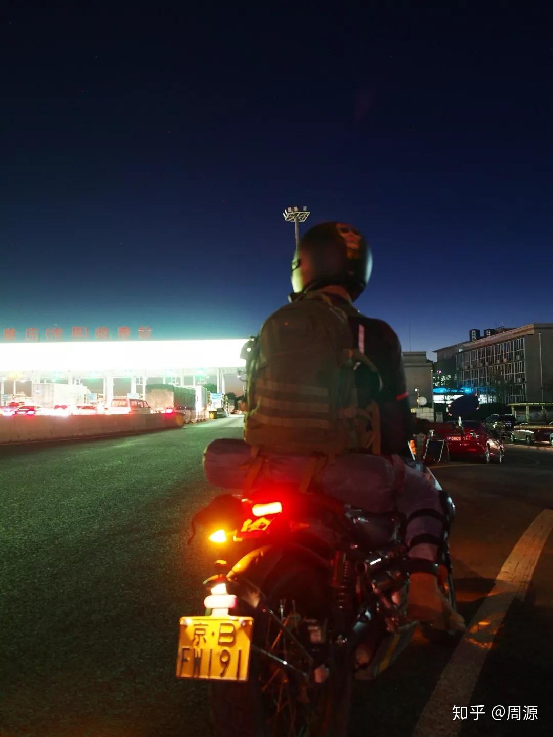 摩托车加油卡孤独的夜行人