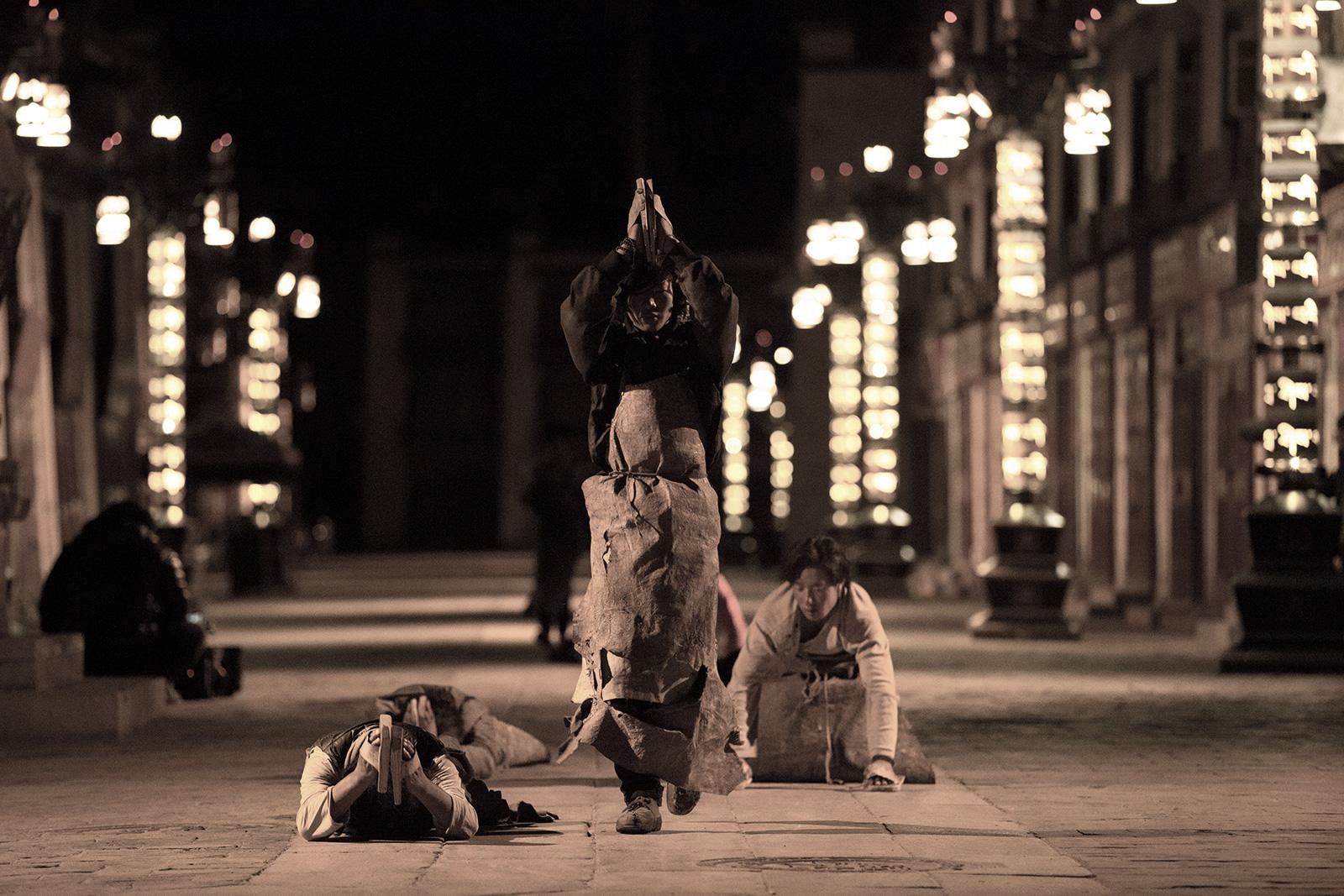 因此,每一次重复,都是角色在救赎的道路上更进了一步,每一次下跪,都让