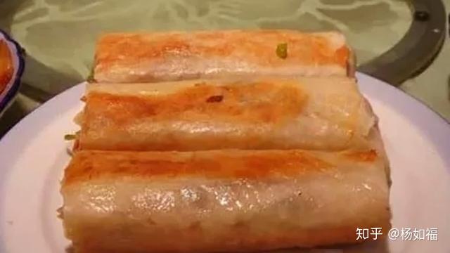 台州的饺饼皮一般是用麦粉做的,也有用粽丝刷把稀米浆刷在锅上,变成又