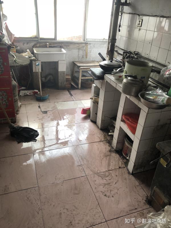 这是我家的厨房,你没看错这确实是厨房,一个家的厨房都能成这样,其他