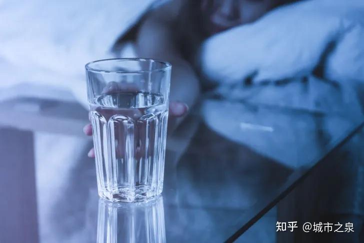不少人都会在睡前感到口渴难耐,既担心睡前喝水第二天会水肿,同时又耐