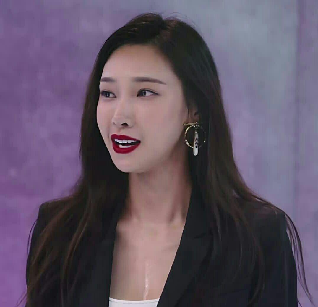 求天使之路里面这个黑人超模和陆瑶的口红色号