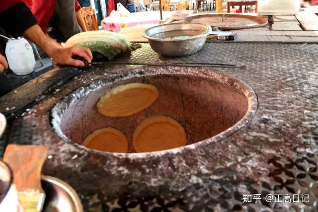 馕,打馕的过程,馕古代称“胡饼”新疆自驾游摄影游记 - 知乎
