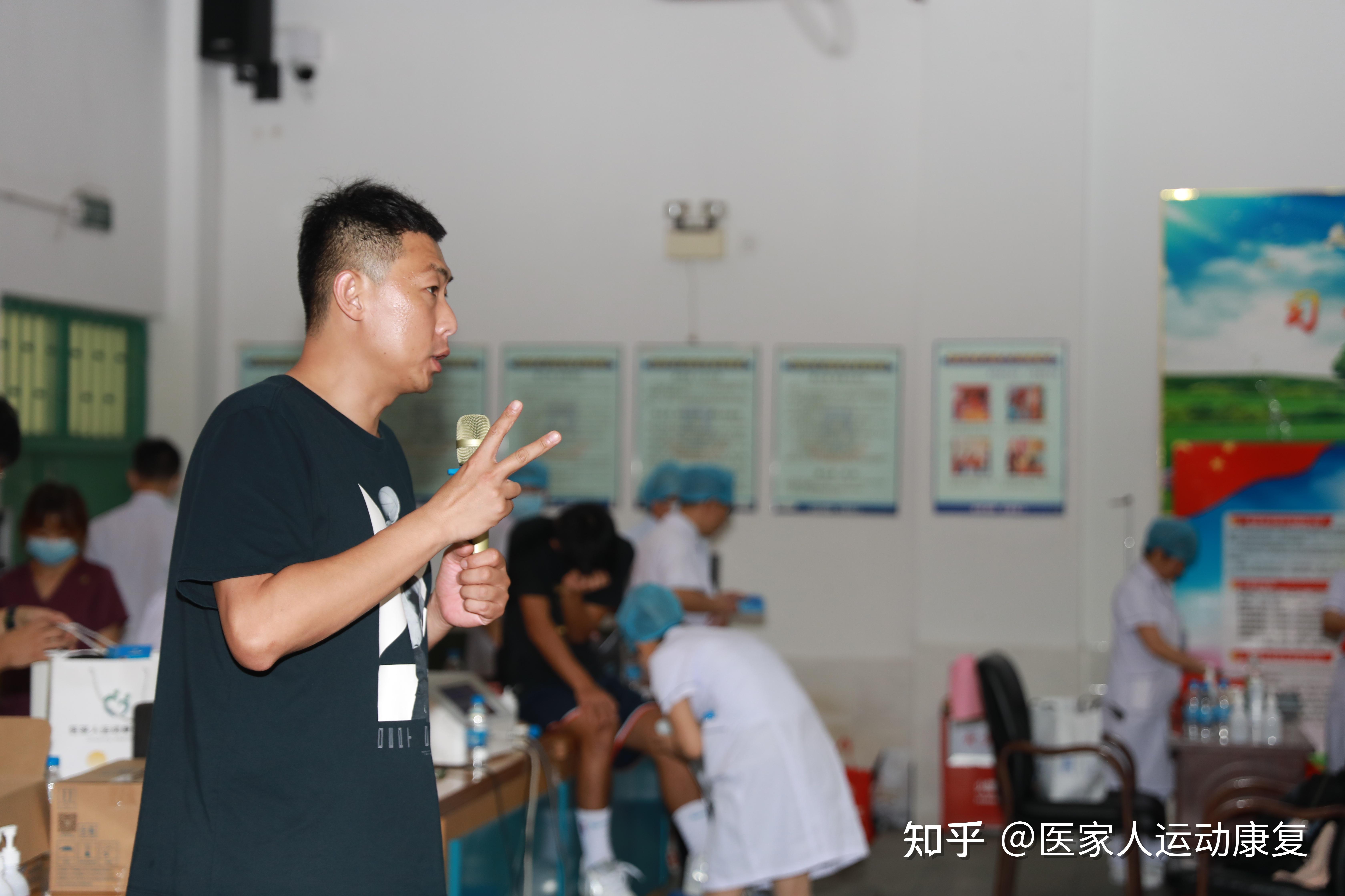 张亮张亮:东莞市光明中学高中部副校长,初高中男女篮总教练,曾带队