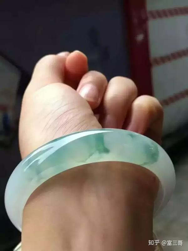 其实,这些佩戴手镯理论并非是固定的,不同的场合,适合戴翡翠手镯的手
