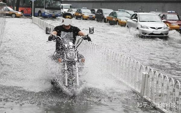 把摩托车开到海上冲浪?国外作死又作出了新高度 - 知乎
