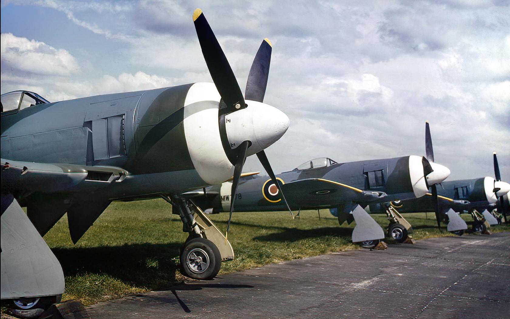 飓风(hurricane)飓风战斗机是raf批量装备的第一种新型单翼机,由于其