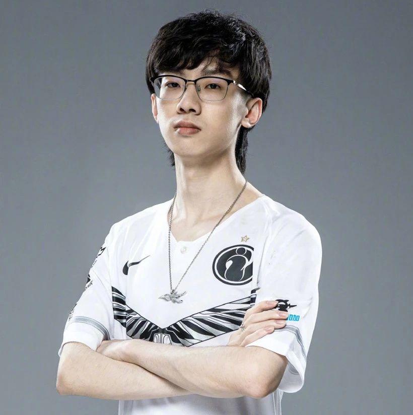 宝蓝回国后只敢深夜直播被认出后遭玩家狂喷还要滚出lpl