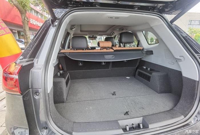 后面的空间很宽敞后备箱的储物空间,不管是高度还是宽度,都是很富余的