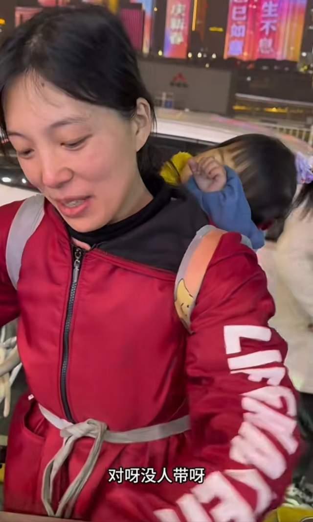 重庆带两孩摆摊28岁宝妈后续,已收到30万善款,涨粉几十万 - 知乎
