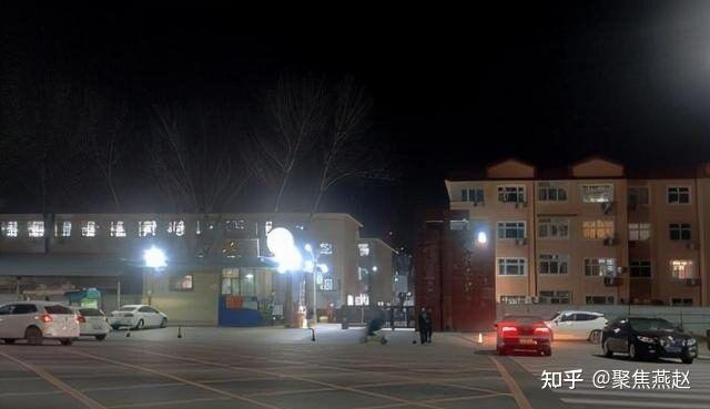 河北保定定兴一中学存百人超大班额两学生用一张课桌