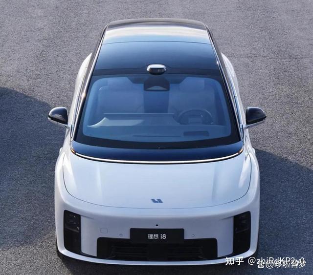 理想i8增程器一次加满跑1400公里,六座布局第三排腿部空间890mm,五屏联动搭载骁龙8295芯片算力30TOPS,春运北京到广州只需武汉加一次油