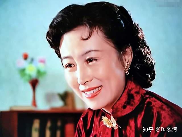 尤嘉在80年代出演过《夜明珠》,《神奇的剑塔》等电影,风采依旧.