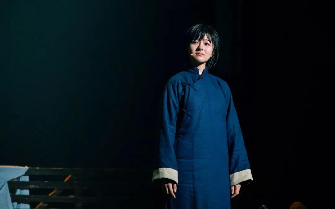 里的孟书娟一角,哭戏尤其感人,连章子怡都忍不住夸:"我19岁那年差太