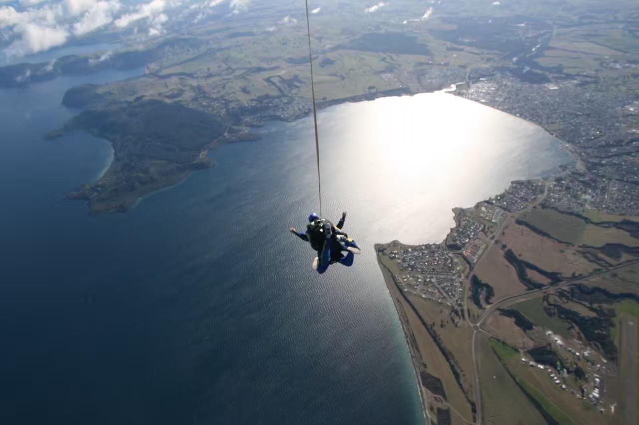跳伞和蹦极哪个更令人感觉害怕?