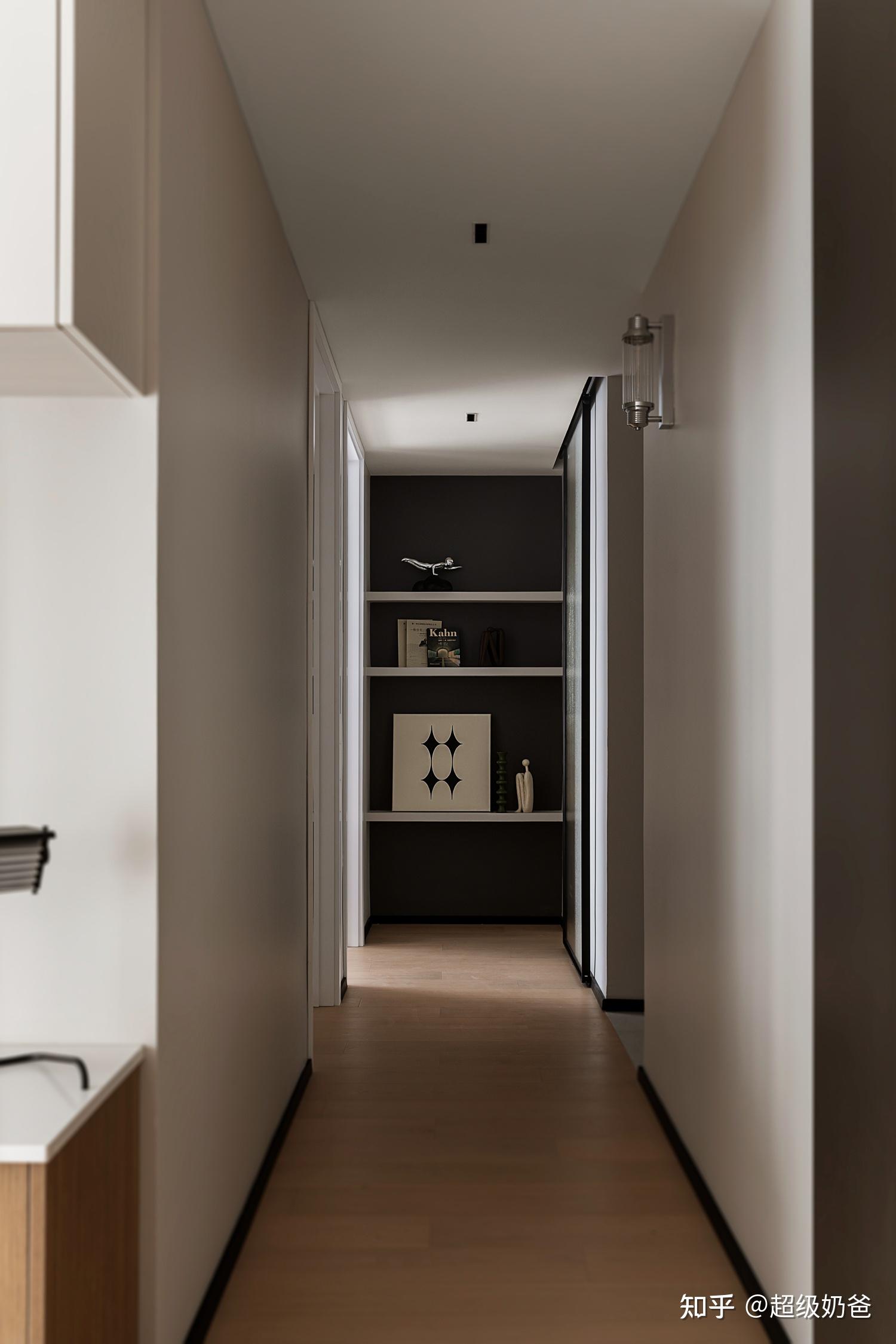 壁灯:颜作出品原先的"双眼皮"叠级吊顶拉平,换上精致的黑色暗藏勾源