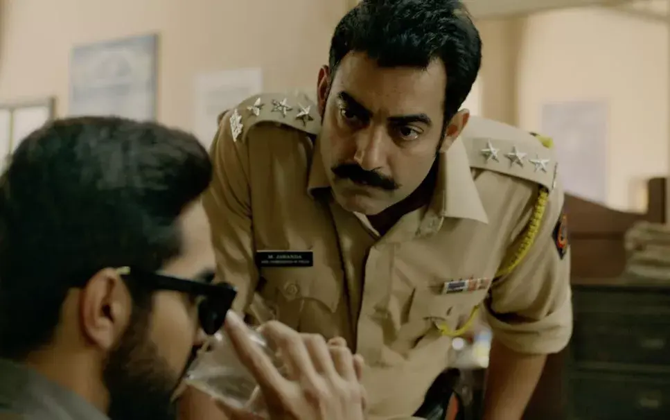 队长看见阿卡什也大吃一惊,问他报什么案,内心极度紧张的阿卡什说自己