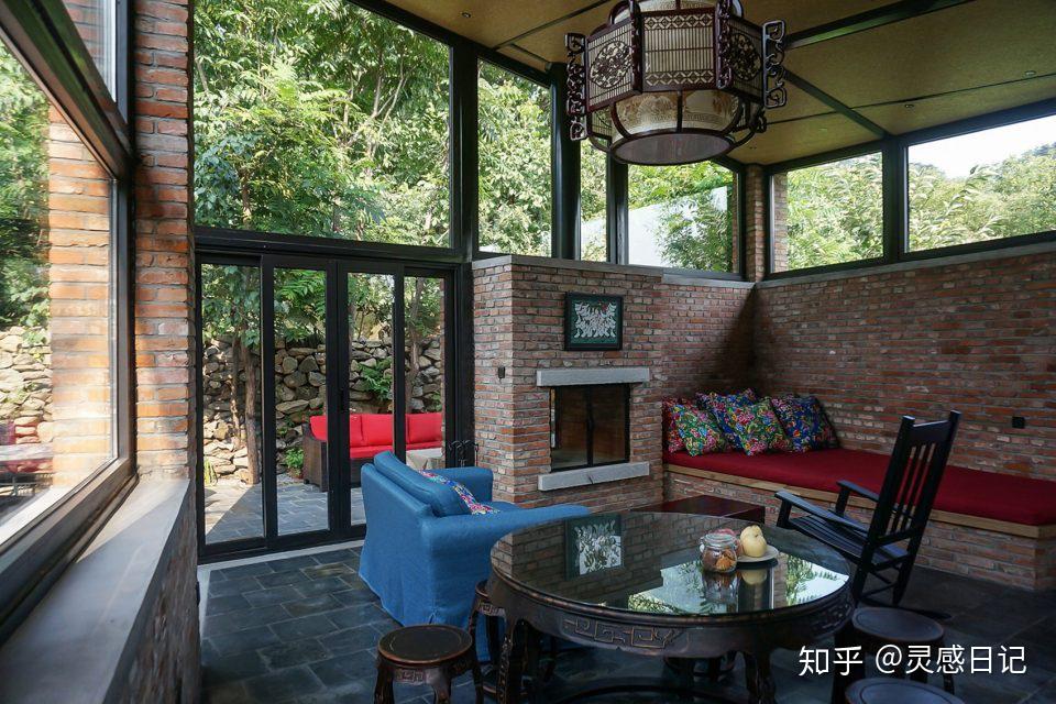 被不同高度的窗户所环绕,将光线从各个方向带入屋顶和老房子形成对比