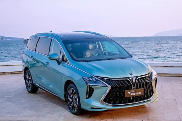 7座家用旅行车_bmw2系运动旅行车图片_奔驰c级旅行车图片