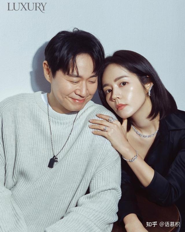 韩佳人延政勋首次拍摄情侣画报夫妻二人鼻贴鼻搂腰甜度超标