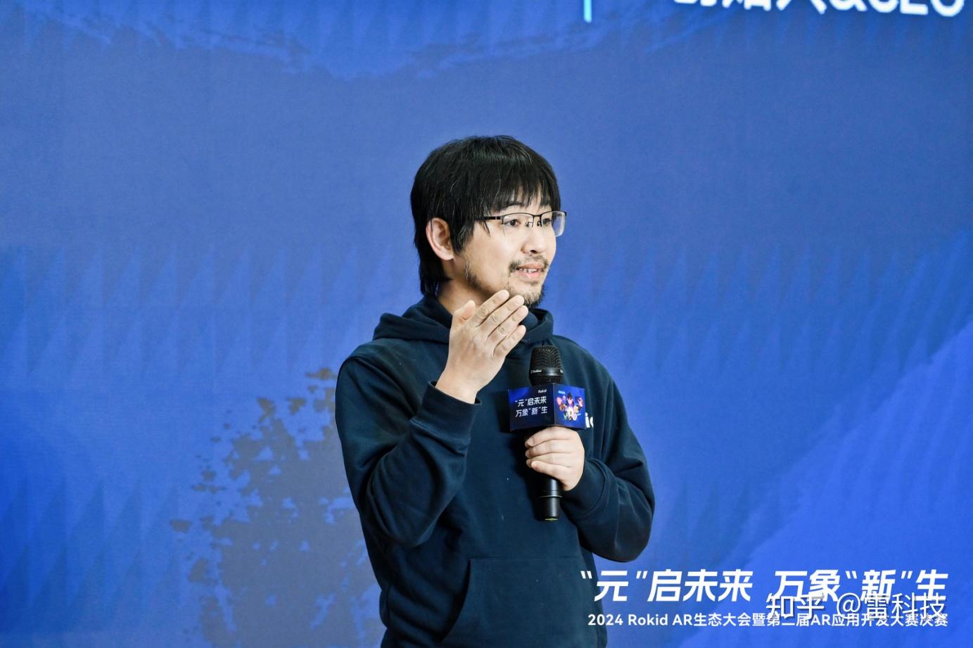 在春节前举办的那场 ar 生态大会上,rokid 创始人兼 ceo 朱铭明透露