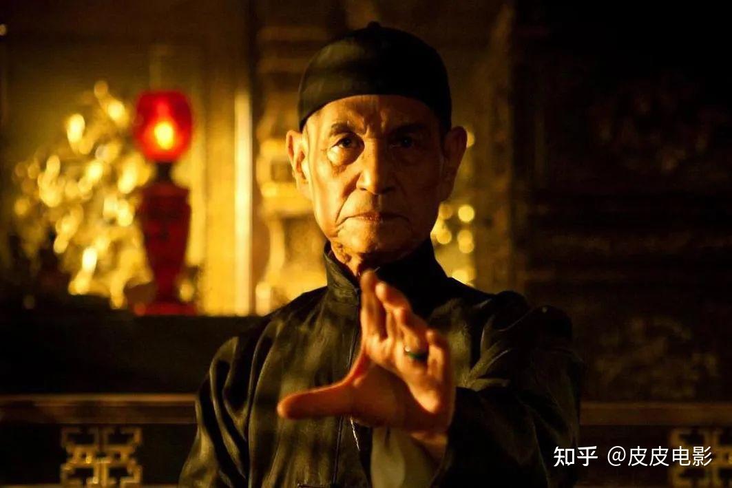 中饰演先生瑞,依旧打出一套漂亮的形意拳,可见传统京剧演员的童子功