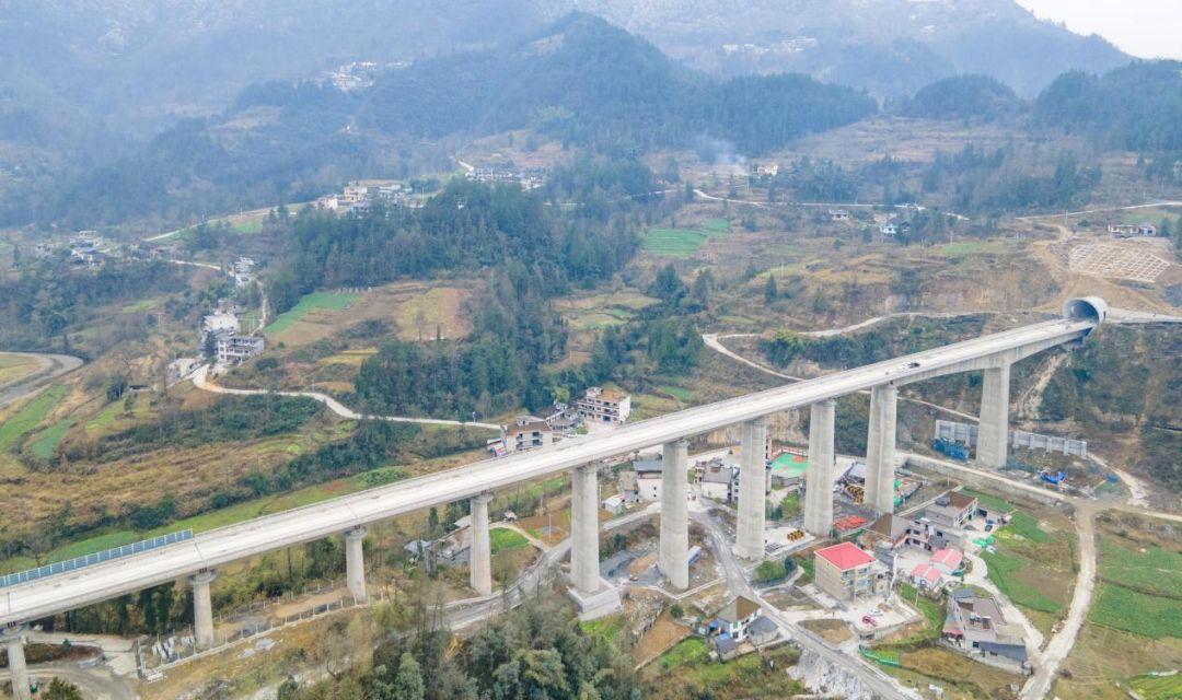 渝湘高铁重庆至黔江段11标项目统筹工序衔接,科学划分护坡,电缆槽