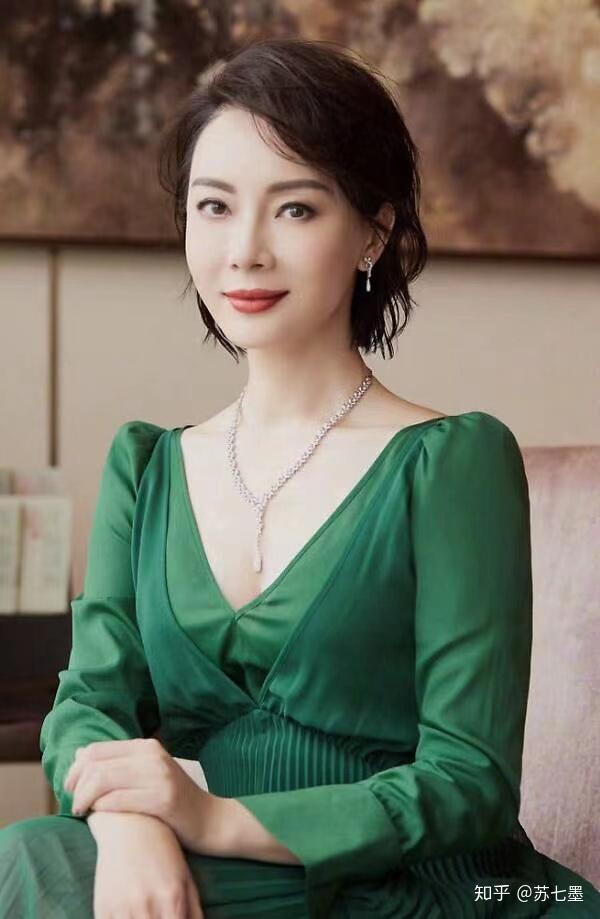 女人过了三十岁不要轻易烫这三种发型太显老气还不好配衣服