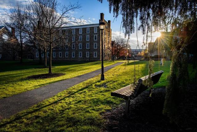 汉密尔顿学院(hamilton college)是一所位于纽约州的著名文理学院,位