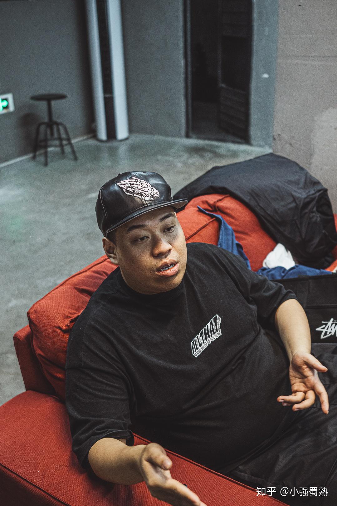 ar对此认为,"我觉得中文说唱有时太强调概念性,故事线了,我觉得可以有