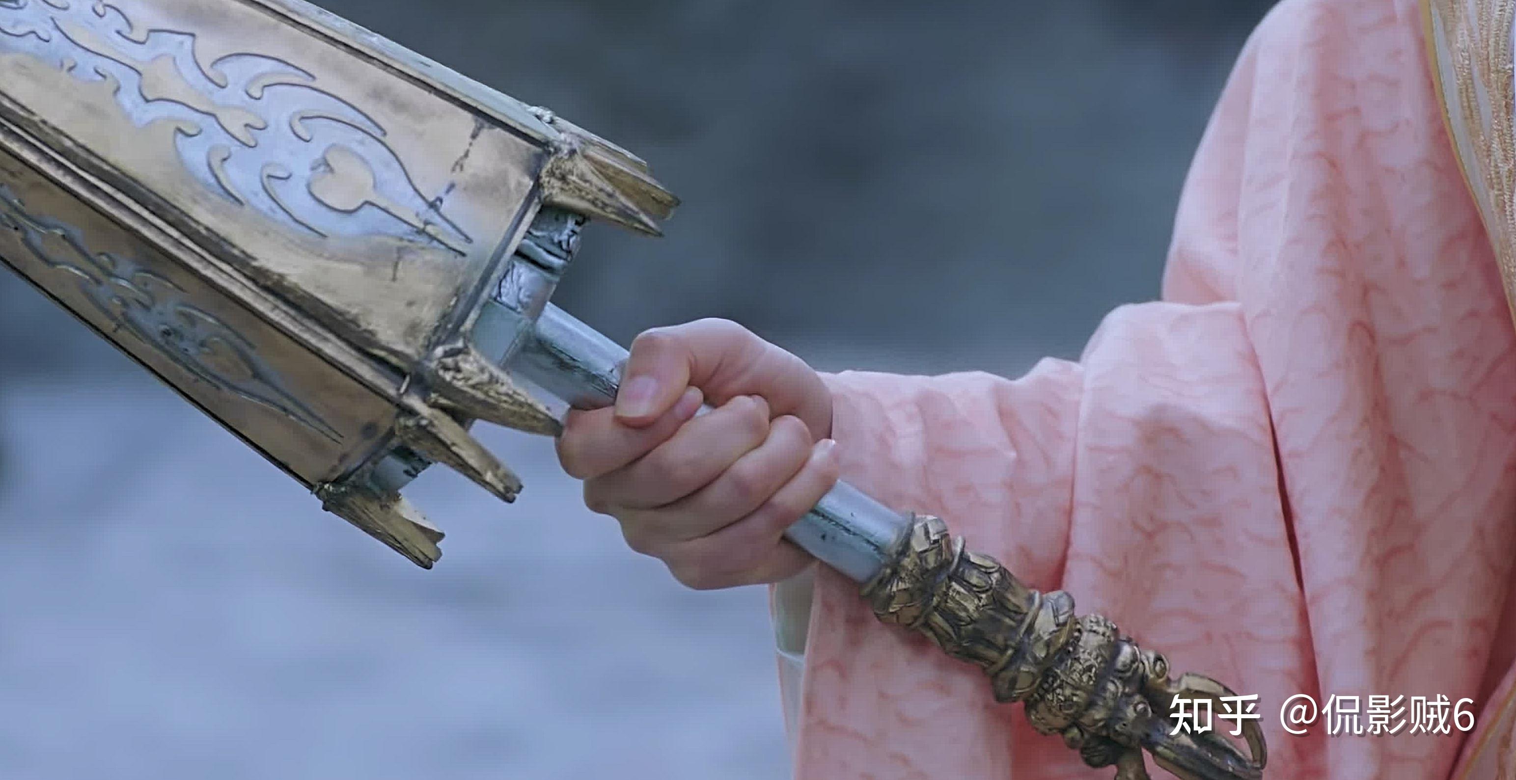 钟云飞,手持降魔剑,斩魑魅魍魉.望其阻止妖物祸乱,守护苍生.