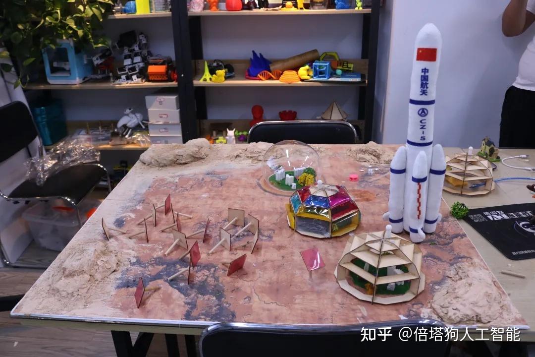 (图为:孩子们所搭建的火星沙盘)夏令营结束:获得荣誉 能力提升夏令营