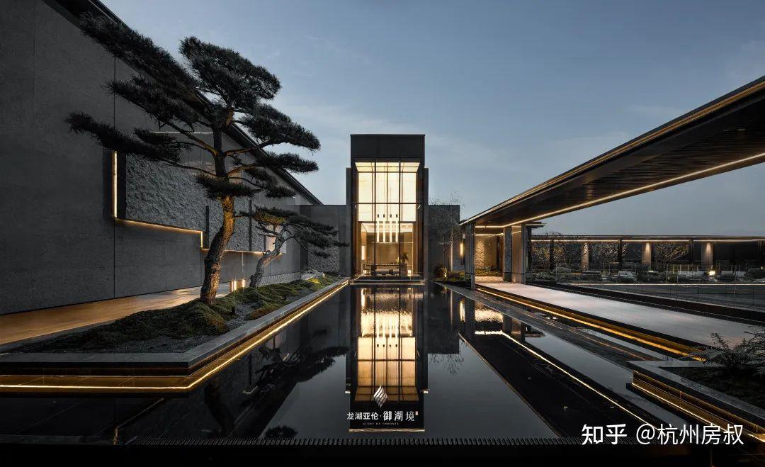 而在御湖境,门厅外点缀着一棵价值87万的日本进口百年罗汉松;内部约