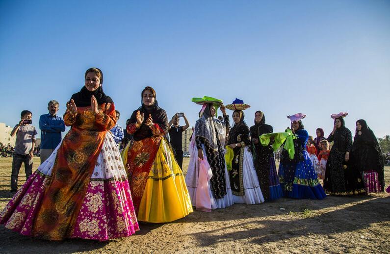 伊朗南方游牧民族举行传统婚礼庆典