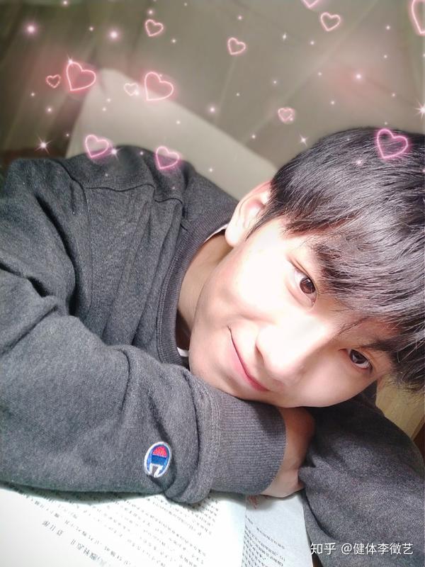 也许就是晚上写完作业的自拍吧