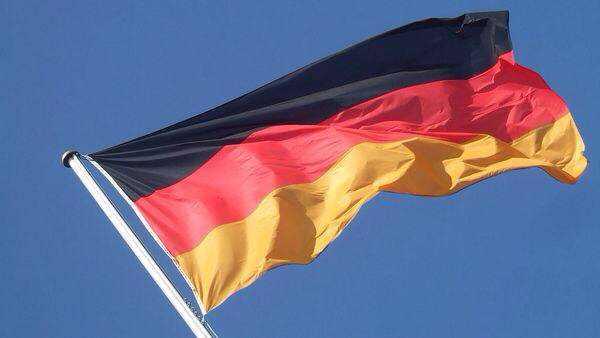 在欧盟蓝卡持有人拿到蓝卡后,是可以为配偶和子女办理家庭团聚的签证